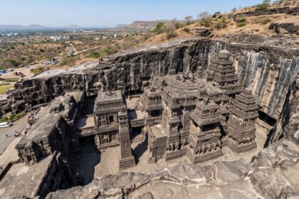 india-transforma-uma-montanha-de-basalto-em-templo-colossal-esculpido-de-cima-para-baixo,-remove-ate-200-mil-toneladas-de-rocha-sem-erguer-um-unico-bloco-e-deixa-em-ellora-uma-das-obras-mais-inacreditaveis-ja-talhadas-diretamente-na-pedra