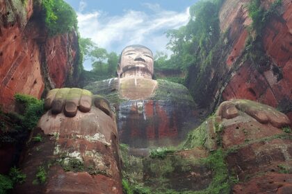 china-esculpe-um-buda-de-71-metros-diretamente-em-um-penhasco,-coloca-a-estatua-diante-da-confluencia-de-tres-rios-e-transforma-uma-montanha-em-monumento-religioso-colossal-construido-no-seculo-viii