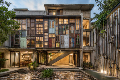 familia-constroi-casa-de-520-m²-na-india-com-portas-e-janelas-retiradas-de-imoveis-demolidos,-monta-fachada-como-quebra-cabeca,-reaproveita-pedras-e-madeiras-e-transforma-sobras-de-tubos-metalicos-em-parede-que-conduz-a-chuva-das-moncoes