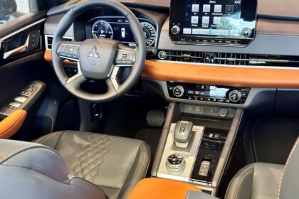 suv-hibrido-de-sete-lugares-sai-de-284-para-1.448-litros-de-porta-malas-ao-rebater-duas-fileiras,-tem-252-cv-combinados-e-roda-ate-58-km-so-na-eletricidade