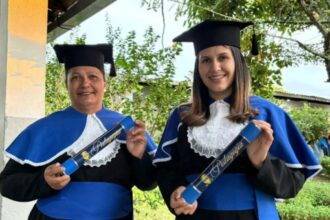 vinte-anos-depois-de-interromper-a-faculdade-para-cuidar-dos-filhos,-mulher-de-48-anos-voltou-a-sala,-dividiu-por-quase-nove-anos-apostilas,-trabalhos-e-a-mesma-turma-com-a-filha-de-26,-recebeu-ao-lado-dela-o-diploma-de-pedagogia-e-hoje-as-duas-ensinam-na