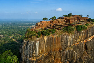 sri-lanka-ergueu-um-palacio-colossal-sobre-uma-rocha-de-quase-200-metros,-transformou-sigiriya-em-fortaleza-real-com-jardins-hidraulicos,-escadarias-monumentais-e-pinturas-milenares-e-deixou-no-alto-da-montanha-uma-das-cidadelas-mais-impressionantes-do-mu