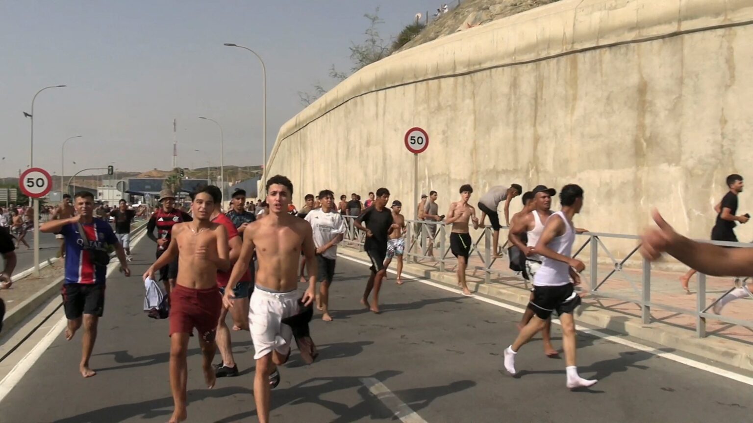 espanha-vai-enviar-militares-para-ceuta-em-meio-a-chegada-de-imigrantes-marroquinos-pelo-mar-|-g1