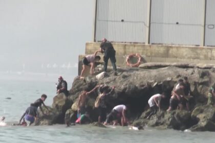 video-mostra-imigrantes-do-marrocos-chegando-a-nado-em-ceuta-|-g1