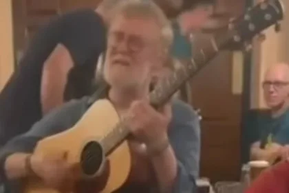 fa-filmou-glen-hansard-cantando-em-bar-pouco-antes-de-o-musico-morrer-em-acidente-de-moto;-video-|-g1
