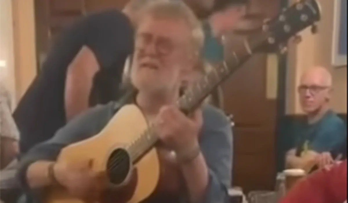 fa-filmou-glen-hansard-cantando-em-bar-pouco-antes-de-o-musico-morrer-em-acidente-de-moto;-video-|-g1