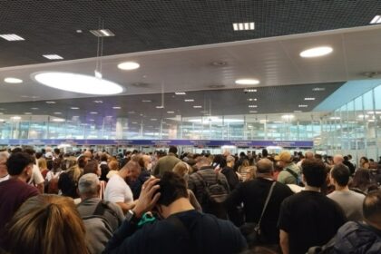 novo-controle-de-passaportes-provoca-filas-de-ate-5-horas-em-aeroportos-da-europa