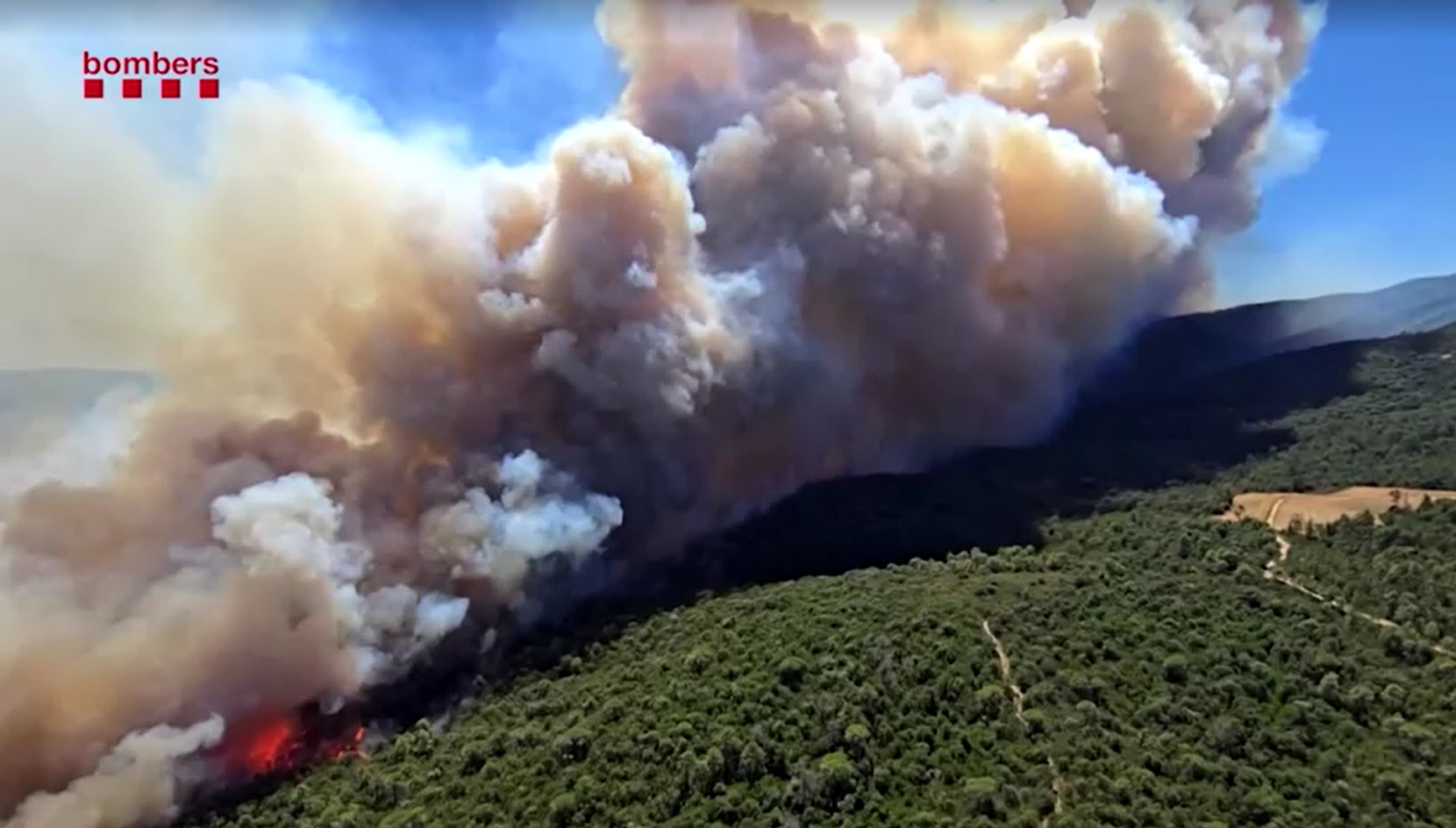 incendio-florestal-atinge-costa-brava-e-leva-a-confinamento-de-cidades-|-g1