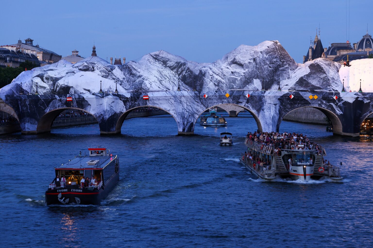 caverna-em-paris:-ponte-transformada-por-artista-plastico-abre-para-visitacao;-video-mostra-como-e-por-dentro