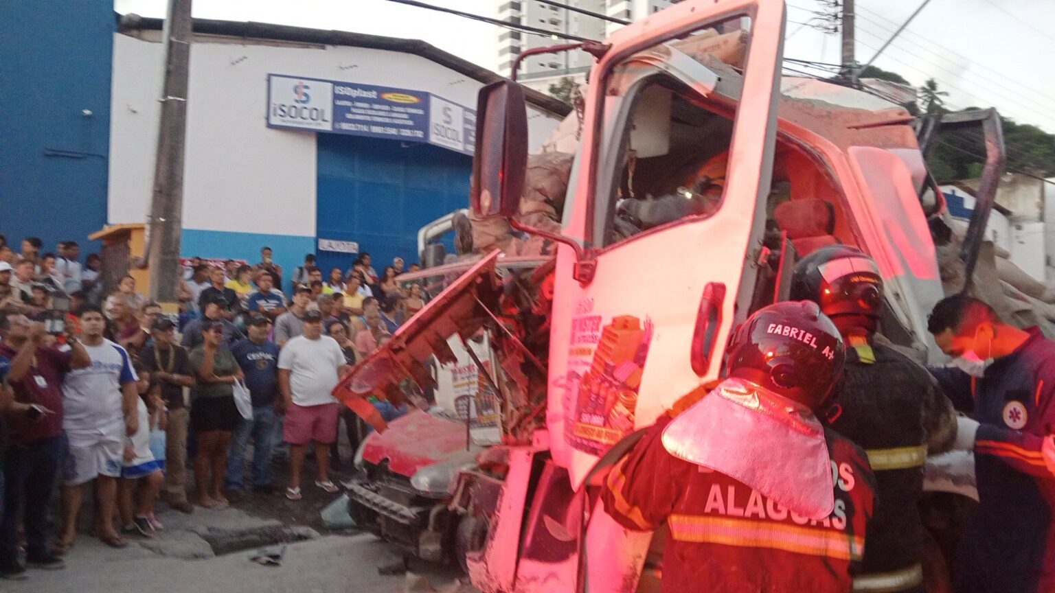 video:-caminhao-desgovernado-atinge-carros-e-fere-tres-em-maceio