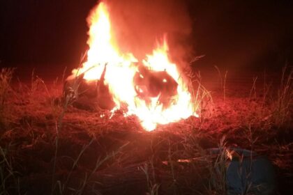 traficantes-fogem-da-policia-e-incendeiam-carro-carregado-com-maconha