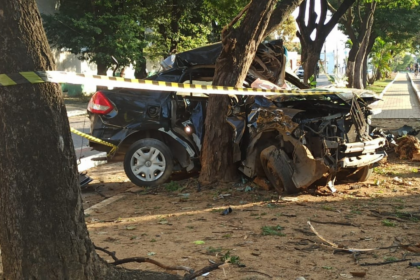 motorista-morre-apos-carro-bater-em-arvore-em-governador-valadares-|-g1