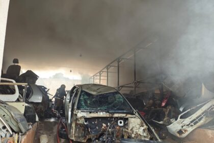 incendio-atinge-galpao-de-pecas-automotivas-usadas-em-governador-valadares-|-g1