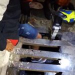 ciclista-prende-perna-em-bueiro-e-e-resgatado-pelos-bombeiros;-video-|-g1