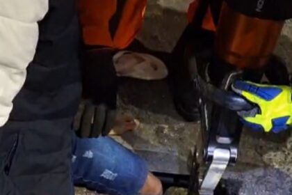 ciclista-prende-perna-em-bueiro-e-e-resgatado-pelos-bombeiros;-video-|-g1