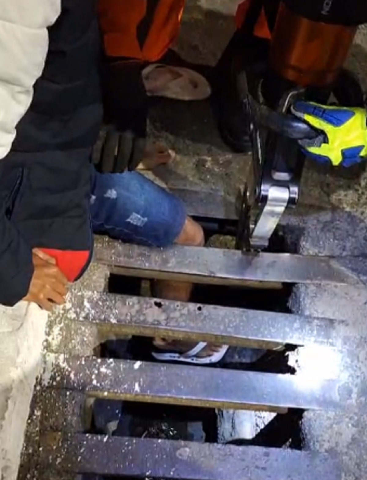 ciclista-prende-perna-em-bueiro-e-e-resgatado-pelos-bombeiros;-video-|-g1