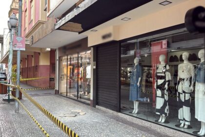 lojas-sao-interditadas-apos-queda-de-parte-de-marquise-no-centro-de-juiz-de-fora