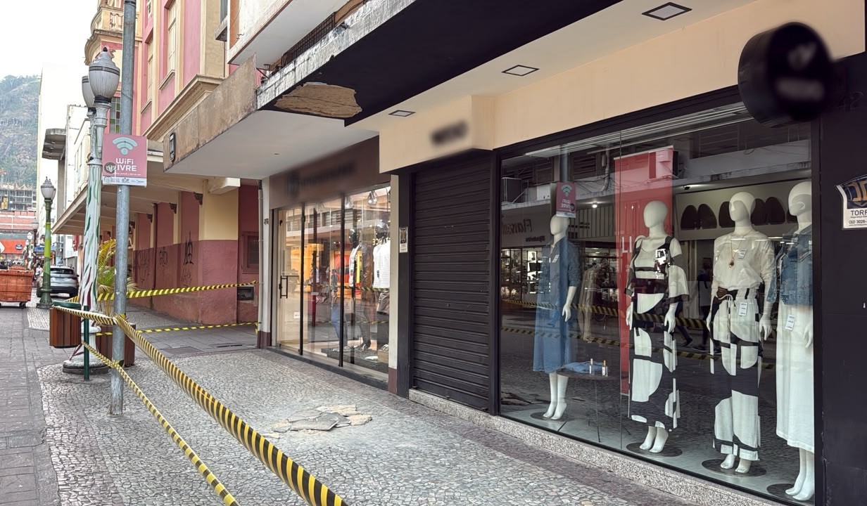 lojas-sao-interditadas-apos-queda-de-parte-de-marquise-no-centro-de-juiz-de-fora
