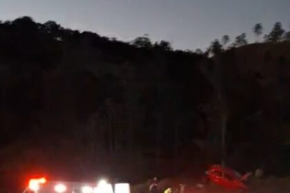 carro-capota,-sai-da-pista-e-deixa-um-morto-e-dois-feridos-na-br-040-|-g1