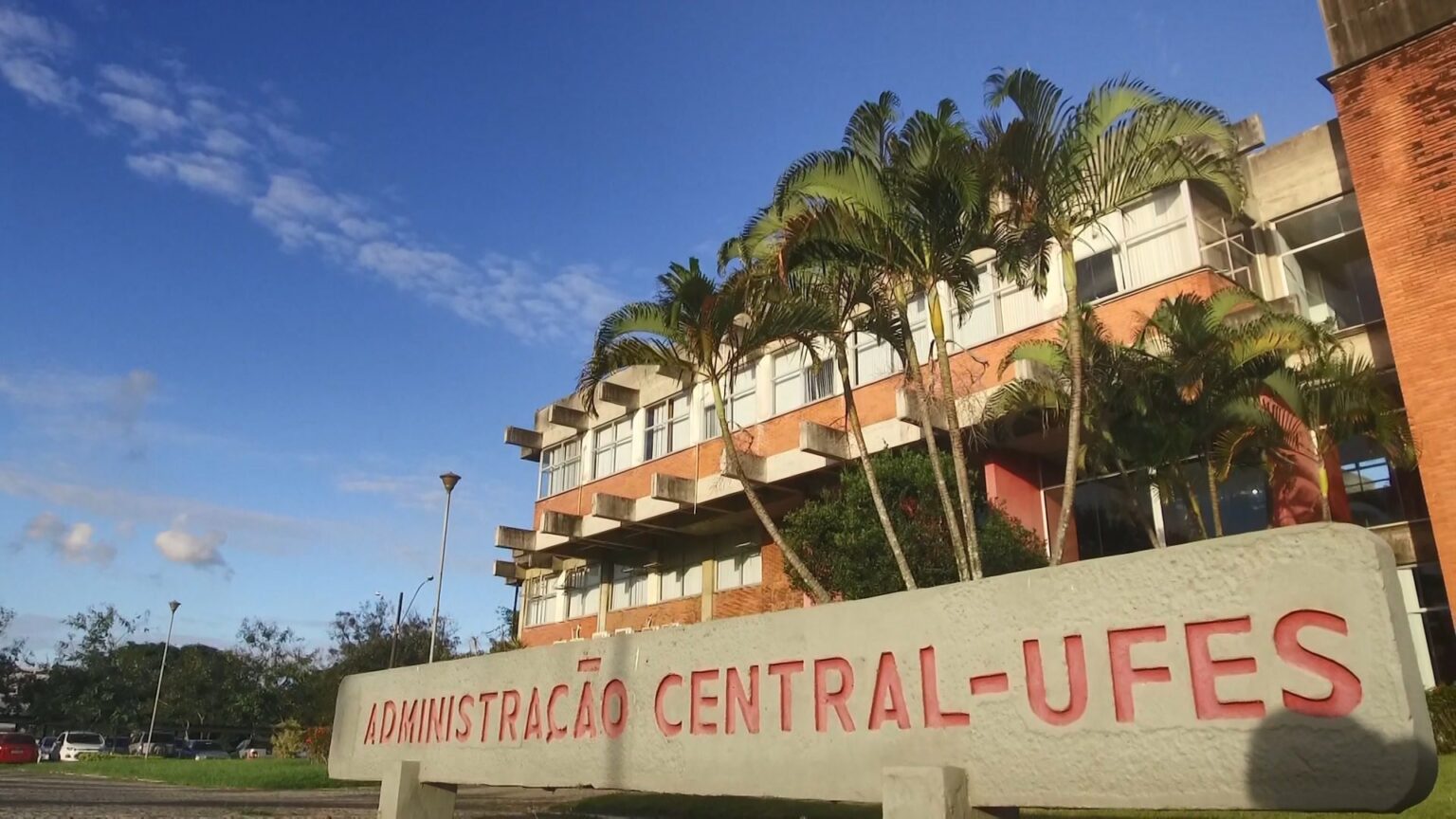 ufes-abre-concursos-para-professor-com-salario-de-ate-r$-9,5-mil-|-g1