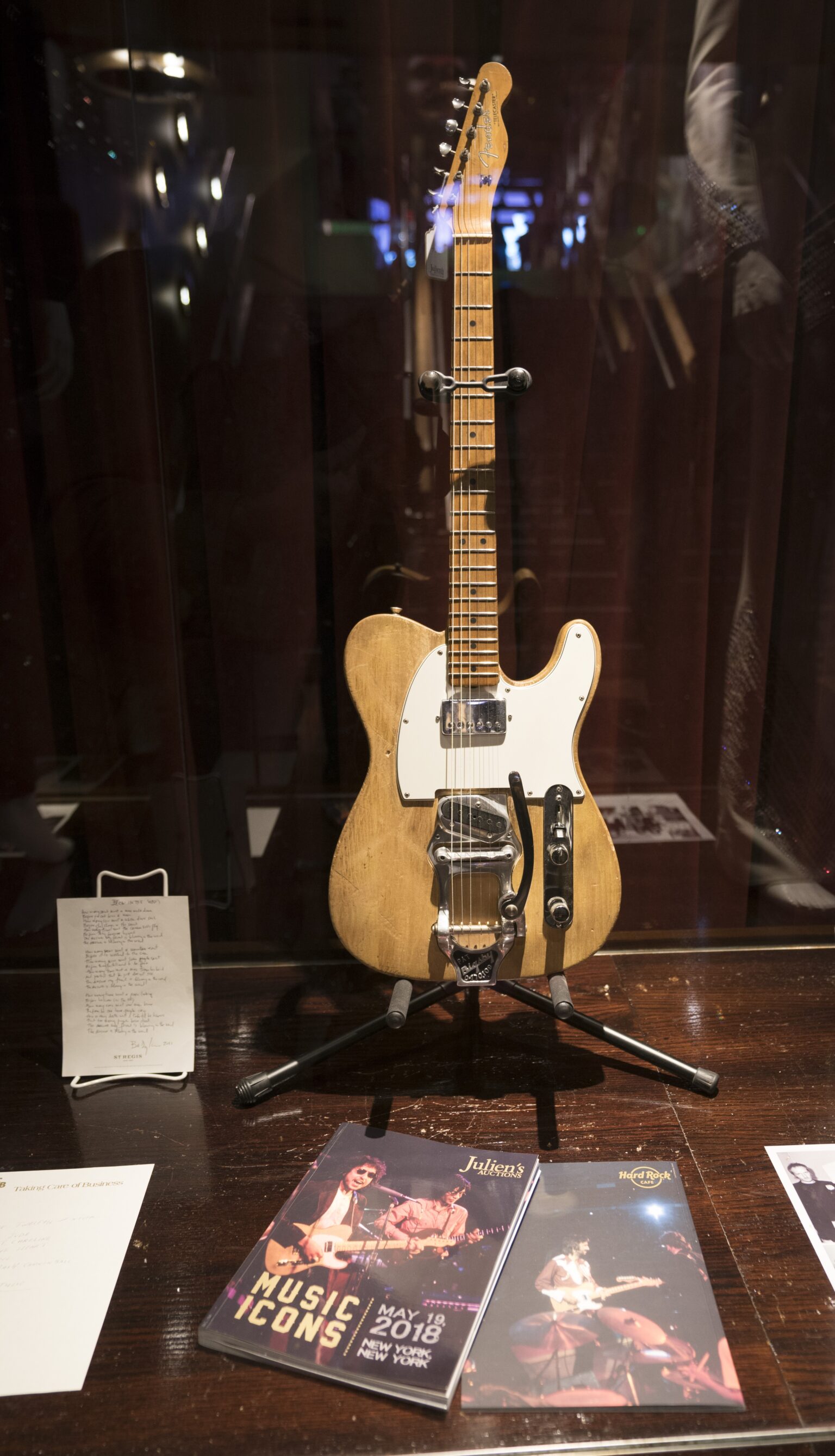 guitarra-de-bob-dylan-e-leiloada-por-us$-495-mil-em-nova-york-|-g1