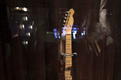 guitarra-de-bob-dylan-e-leiloada-por-us$-495-mil-em-nova-york-|-g1