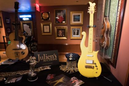 guitarra-amarela-de-prince-e-arrematada-em-leilao-por-us$-225-mil-|-g1