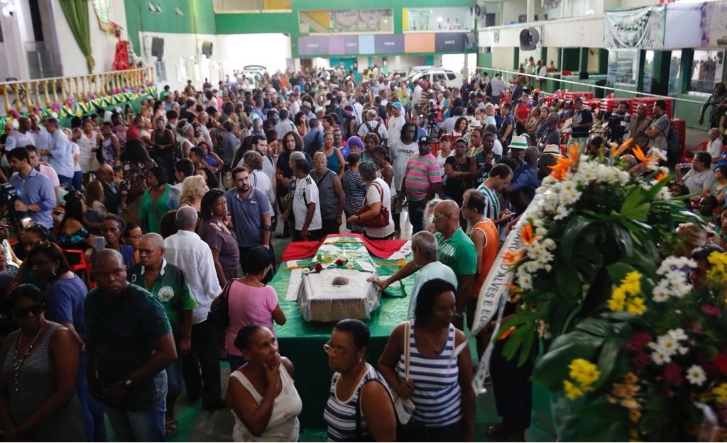 corpo-de-dona-ivone-lara-e-velado-na-quadra-da-escola-de-samba-imperio-serrano,-no-rio-|-g1