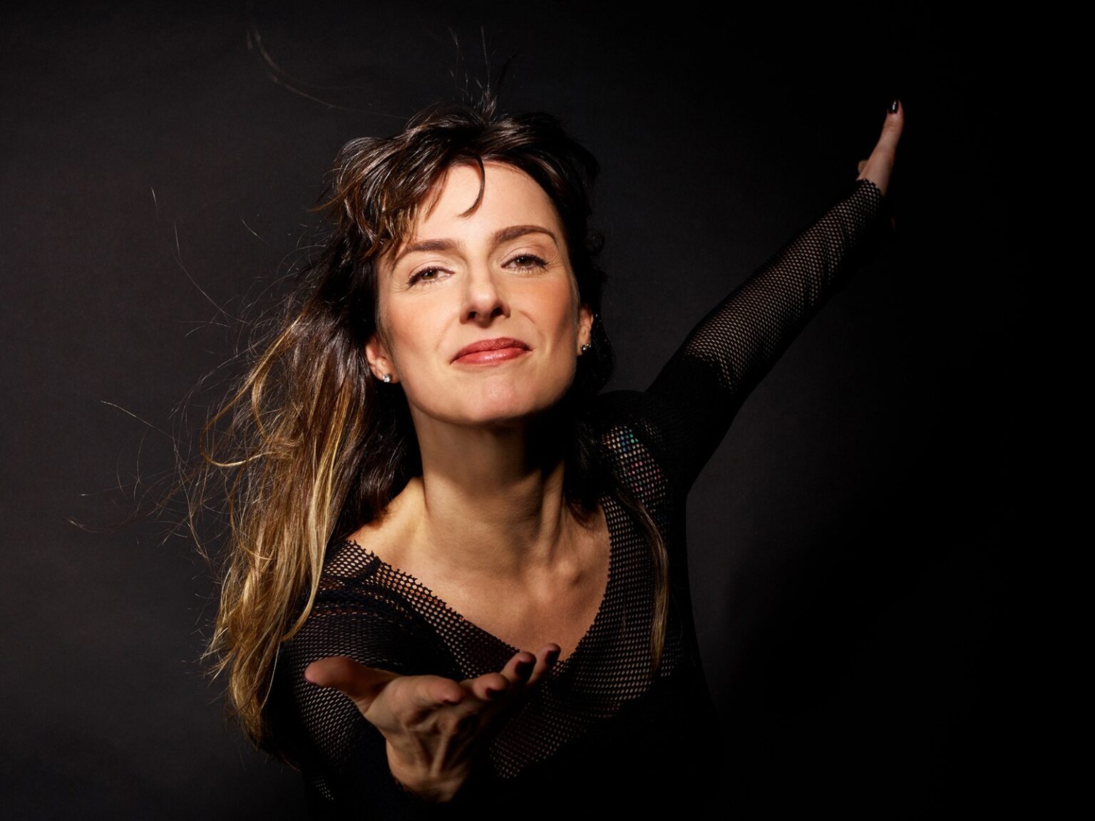 anna-ratto-corrige-distorcao-e-vai-mais-longe-no-album-de-interprete