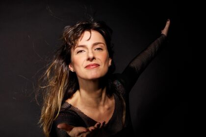 anna-ratto-corrige-distorcao-e-vai-mais-longe-no-album-de-interprete