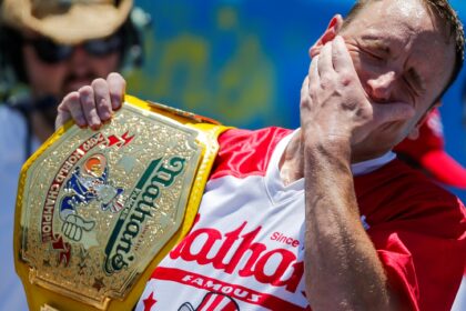 homem-come-71-cachorros-quentes-em-10-minutos-e-vence-concurso-nos-eua-|-g1