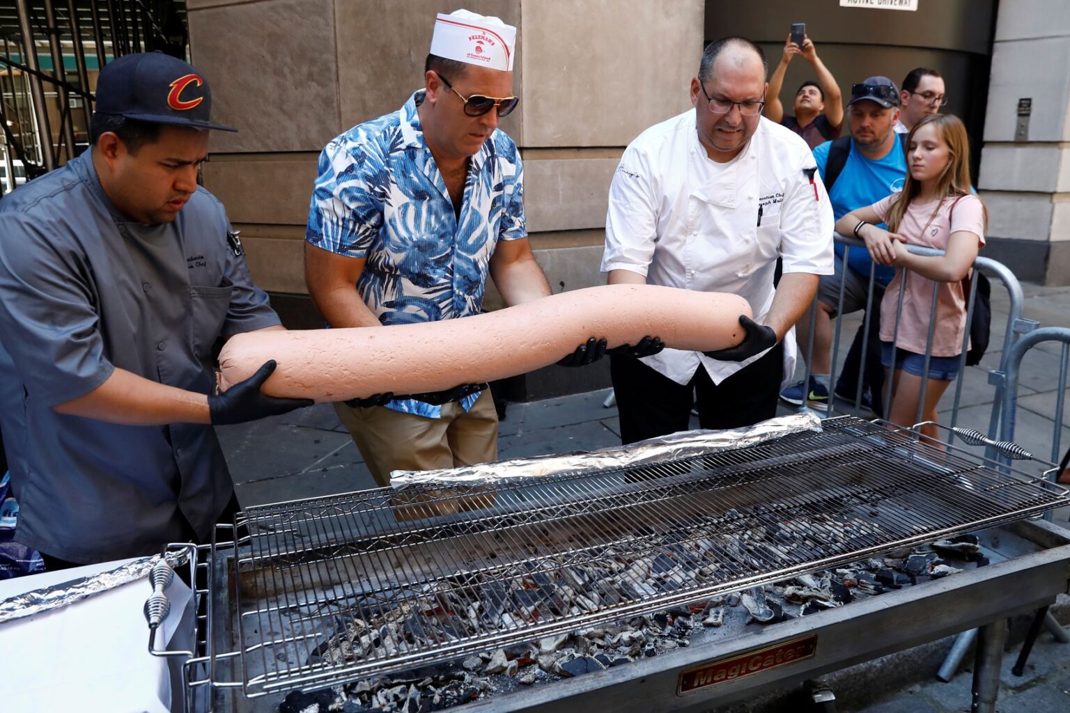 nova-york-tenta-recorde-com-cachorro-quente-de-29,9-kg-|-g1