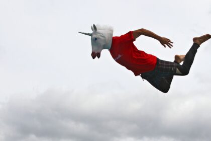 homem-fantasiado-de-unicornio-e-buscado-pela-policia-apos-tentativa-de-roubo-nos-eua-|-g1