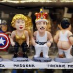 freddie-mercury,-politicos-e-jogadores-viram-bonecos