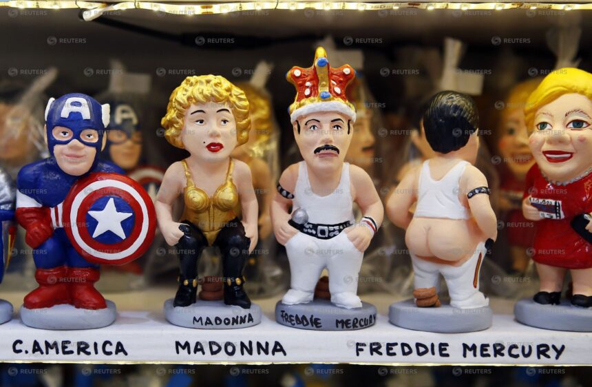 freddie-mercury,-politicos-e-jogadores-viram-bonecos