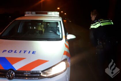 policiais-recolhem-cao-a-viatura-para-protege-lo-da-chuva-e-sao