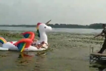 policia-resgata-mulheres-presas-em-bote-de-unicornio-em-lago-nos-eua-|-g1