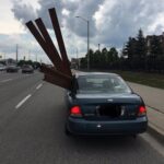 canadense-e-multado-por-transportar-madeira-para-fora-de-janela-de-carro-|-g1