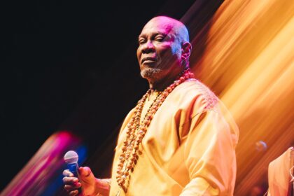 lazzo-matumbi-vive-noite-de-rei-ativista-ao-cantar-compositores-da-bahia-na-gravacao-do-primeiro-album-audiovisual-|-g1