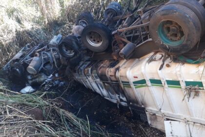 motorista-morre-carbonizado-apos-carreta-capotar-e-pegar-fogo-em-rodovia-do-interior-de-sp