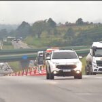 acidente-com-carreta-derruba-tres-carros-na-ayrton-senna,-em-mogi-|-g1
