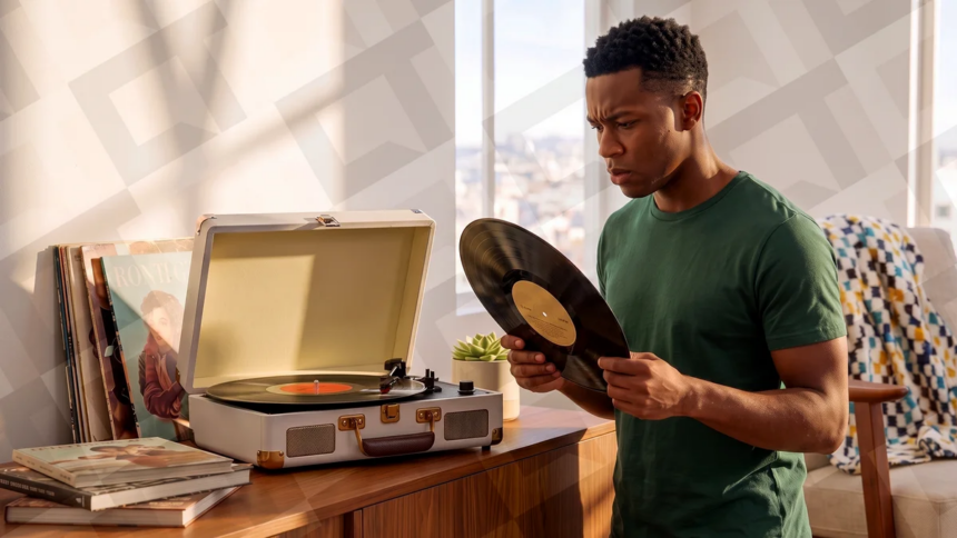 “vitrola”-de-maleta-estraga-disco-de-vinil?-veja-o-que-dizem-especialistas