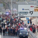 espanha-escolta-imigrantes-pra-fora-de-ceuta-e-instala-barreira-no-mar-|-g1