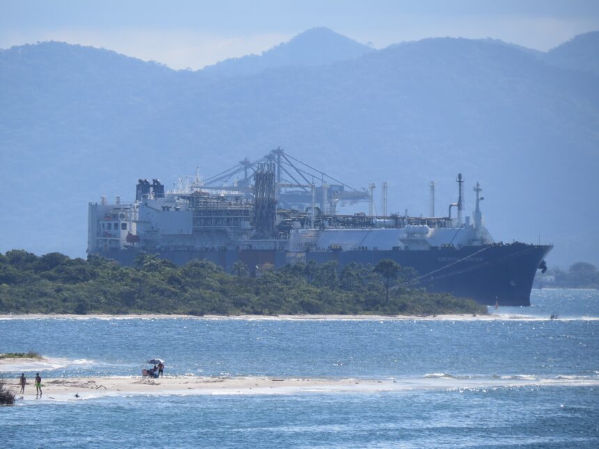 navio-e-atingido-por-projetil-perto-de-oma-|-g1