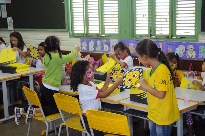 camara-do-df-quer-proibir-escolas-publicas-de-liberar-alunos-se-faltar-professor