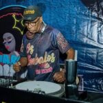 pioneiro,-dj-nono-ajuda-a-manter-tradicao-dos-bailes-funk-ha-40-anos-|-g1