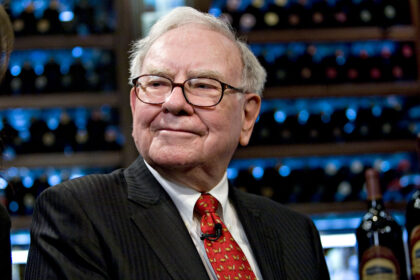 warren-buffett-mantem-aposta-em-petroleo,-mas-alerta-para-riscos-de-guerras