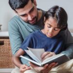 dia-dos-pais:-leitura-compartilhada-fortalece-o-vinculo-entre-pais-e-filhos-|-cnn-brasil