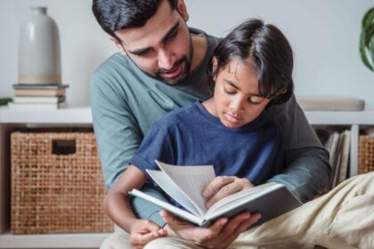 dia-dos-pais:-leitura-compartilhada-fortalece-o-vinculo-entre-pais-e-filhos-|-cnn-brasil