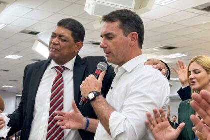 flavio-bolsonaro-chora-no-ombro-de-valdemiro-santiago-em-culto-do-dia-dos-pais:-‘abraca-o-seu-pai,-hoje-pode-ser-a-ultima-vez’